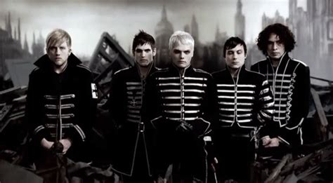 A phantom to lead you in the summer, to join the black parade. when i was a young boy, my father took me into the city. Welcome To The Black Parade - My Chemical Romance Fan Art ...