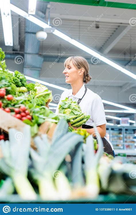 Mujer Que Trabaja En Un Supermercado Que Clasifica La Fruta Y Verdura