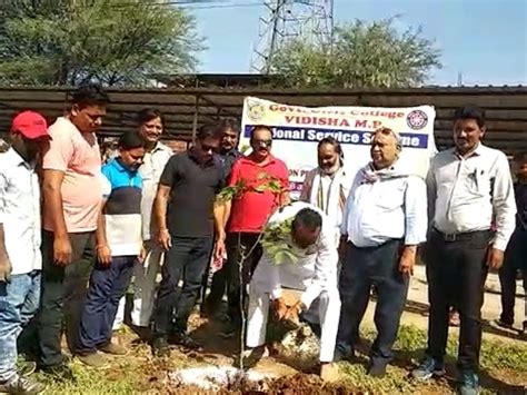 Saplings Planted Everywhere Resolved To Save The Environment विश्व पर्यावरण दिवस जगह जगह हुआ