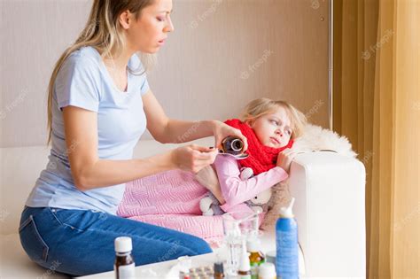 Mamá Dando Jarabe A Su Hija Enferma Foto Premium