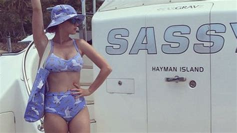 Heiße Kurven Katy Perry Posiert Im Sexy Bikini Promiflashde
