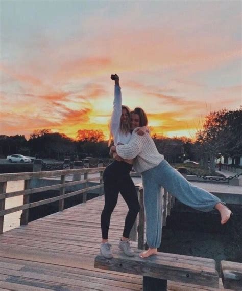 𝚙𝚒𝚗𝚝𝚎𝚛𝚎𝚜𝚝 𝚒𝚕𝚜𝚎𝚖𝚛𝚜 Best Friend Poses Best Friends Shoot Cute Friends