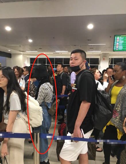 冯绍峰结婚时，深情的对丽颖说：我会爱你一辈子，如果有一天不爱了分手了，那就让我名字倒过来写来惩罚我吧。 2021年4月23日，冯绍峰改名峰绍冯。 引用 @让你听见 发表的: 赵丽颖产后首次现身机场，全身包裹严实，身边未见冯绍峰和儿子_金融之星