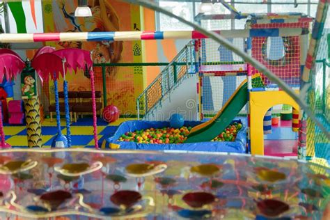 Centro De Juegos Para Niños Con Diferentes Actividades Juguetes Y
