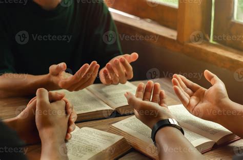 Los Jóvenes Cristianos Se Unen En Oración Y Buscan Las Bendiciones De