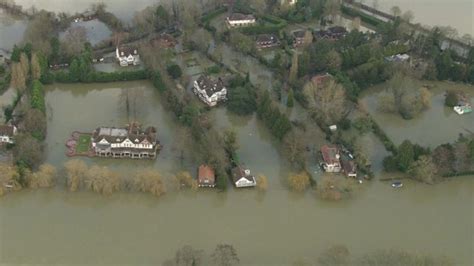 Uk Floods Homes Evacuated As Swollen Thames Keeps Rising Bbc News