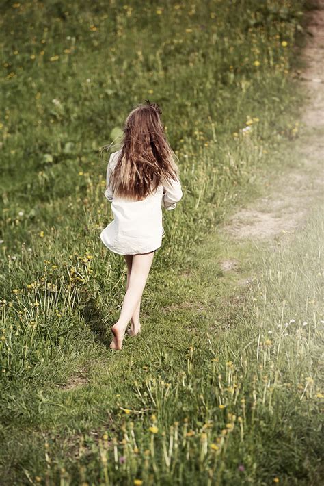 무료 이미지 나무 자연 숲 사람 식물 소녀 사진술 목초지 햇빛 꽃 운영 여자 산책 모델 봄 녹색