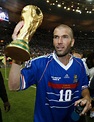 Zinedine Zidane (@ZidaneOfficial_) | Twitter | World football, Zinedine ...