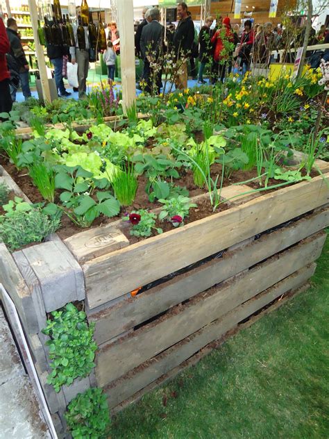 14 Raised Flower Bed Made Of Euro Pallets Raised Garden Pallets