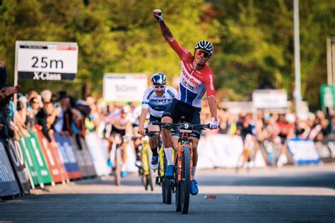 Van der poel en flückiger deden het meeste kopwerk, schurter keek de kat uit de boom. VTT - Coupe du Monde - Mathieu van der Poel gagne d'entrée ...