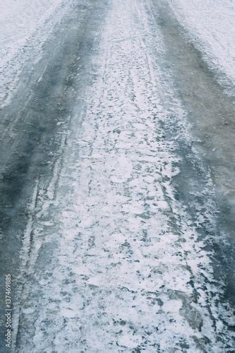 Frozen Road In The Snow Stockfotos Und Lizenzfreie Bilder Auf Fotolia