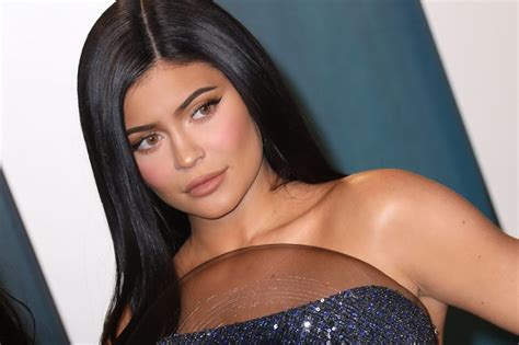 Kylie jenner had also launched a mobile application, which was in the number one position in the itunes app store. Kylie Jenner Fans Think She Forces Her Friends to Look ...