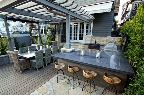Backyard retreat with fancy patio furniture. 25+ Amazingly cozy backyard retreats designed for entertaining