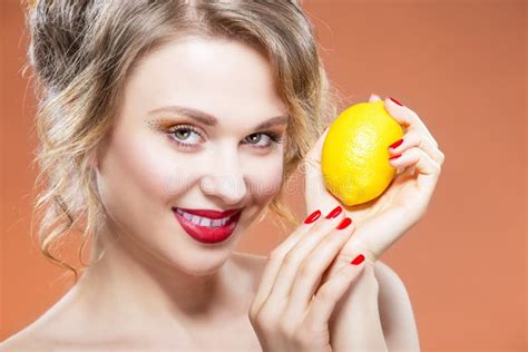 Série Sexy De Fruit Portrait De Plan Rapproché De Fille Blonde