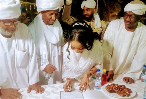 عروس سودانية توقع على قسيمة زواجها وتثير ردود افعال واسعة وحالة من الجدل الفقهي أمدر تايميز