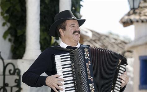 As a child, quim barreiros drank the musical teachings of the great minho tradition: Quim Barreiros Pedro Barreiros / Quim Barreiros - Rock "N ...