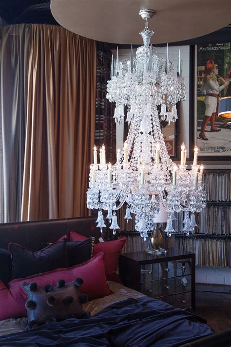 The Treasure Trove: 500,000 Pristine Pieces Found in a Dallas Warehouse