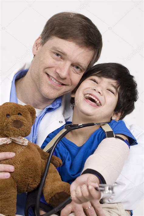 Doctor Playing With Little Patient During Check Up — Stock Photo
