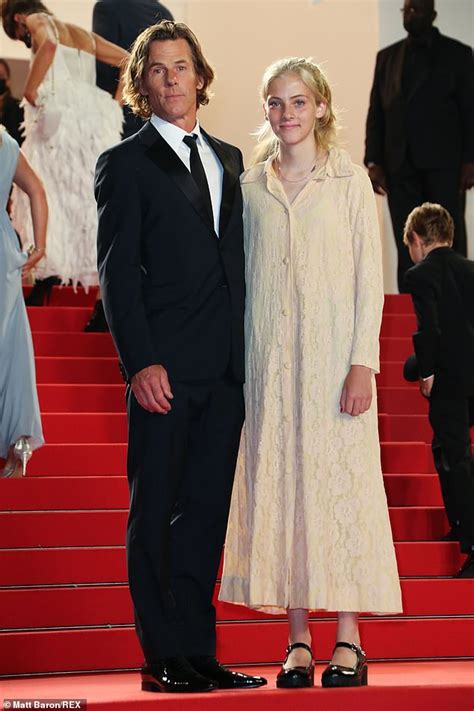 Julia Roberts Daughter Makes Red Carpet Debut With Da