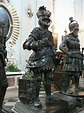 Esculturas de soldados vigilando la tumba el Emperador Maximiliano I de ...