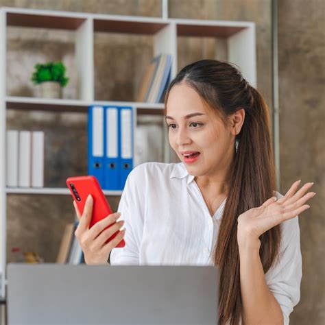 Feliz Mujer Joven Sorprendida Está Trabajando Con Una Computadora Portátil Feliz Mujer De