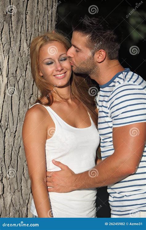 Jeunes Amoureux Dans L Amour Gar On Embrassant La Fille Photographie Stock Image