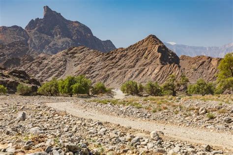 Un Wadi En Las Montañas Desérticas De Omán Imagen De Archivo Imagen