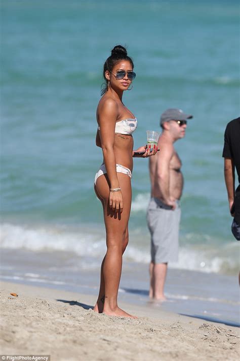 Cassie Ventura Strips To Her Bikini On The Beach In Miami Daily Mail