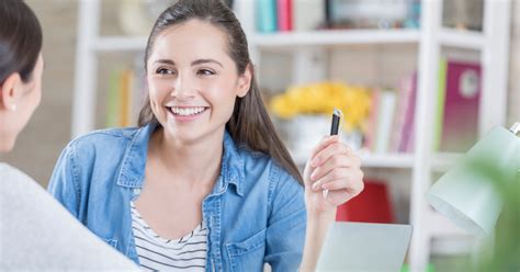 8 body language hacks that make you instantly seem elegant and