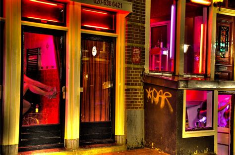 Quartier Rouge à Amsterdam Vitrines Prostitution Et Coffeeshops