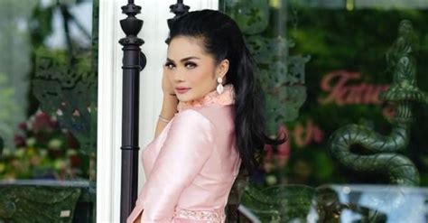 Jelang Final Miss World Krisdayanti Beri Dukungan Untuk Princess Megonondo