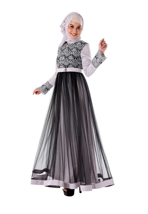 Pada bagian pinggang terdapat hiasan bunga yang membuat gamis ini tampak. Wanita Muslimah Semakin Cantik Dengan Busana Model Gamis ...
