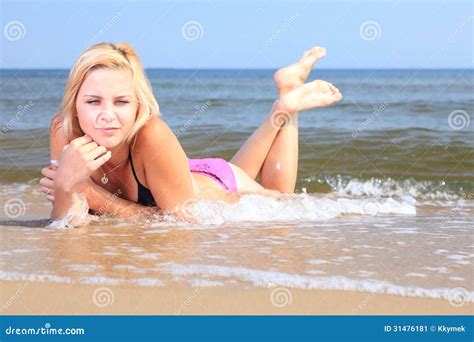 Mooie Vrouw In Bikini Het Zonnebaden Kust Stock Afbeelding Image Of Lichaam Bruin