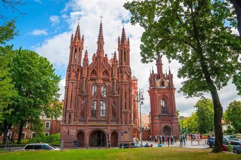 Na juhu hraničí s litvou (dĺžka hraníc 588 km), na juhovýchode s bieloruskom (167 km), na východe s ruskom (282 km) a na severe s estónskom (343 km). Pobaltské krajiny - Litva, Lotyšsko, Estónsko a fínske ...