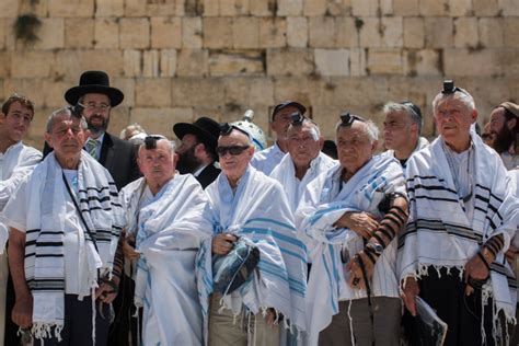 30 Holocaust Survivors Mark Barbat Mitzvahs In Jerusalem The Times