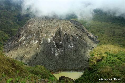 Setapak Kecil Gunung Kelud Keindahan Gunung Paling Mematikan Di Pulau