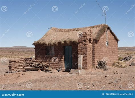 Casa De Adobe En El Pueblo De Cerrillos En El Boliviano Altiplano Cerca