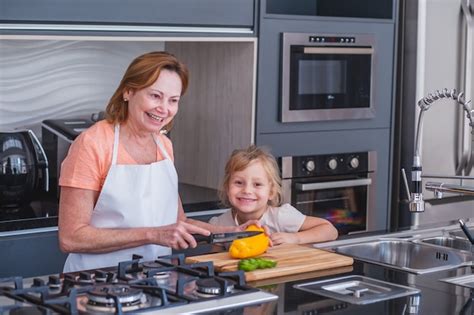 Anciana Madre E Hija Pequeña Cocinando Juntos Madre E Hija Cortando