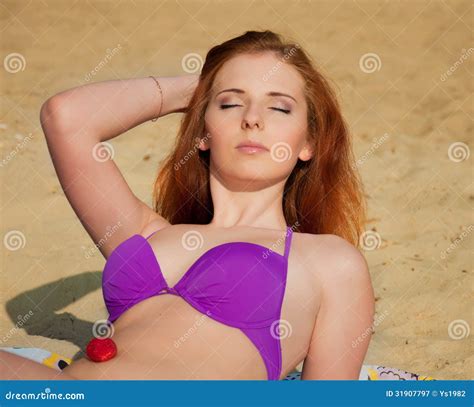 Piękna Seksowna Dziewczyna Z Czerwonym Włosy I Bikini Pozuje Przy Plażą Obraz Stock Obraz