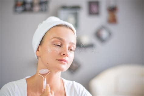 Massage Facial Une Belle Femme Se Fait Masser Le Visage En Utilisant