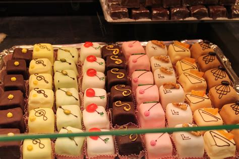 Order swiss premium chocolate at swissmade direct. Chocolate in Switzerland - Berrylicious Bouquets