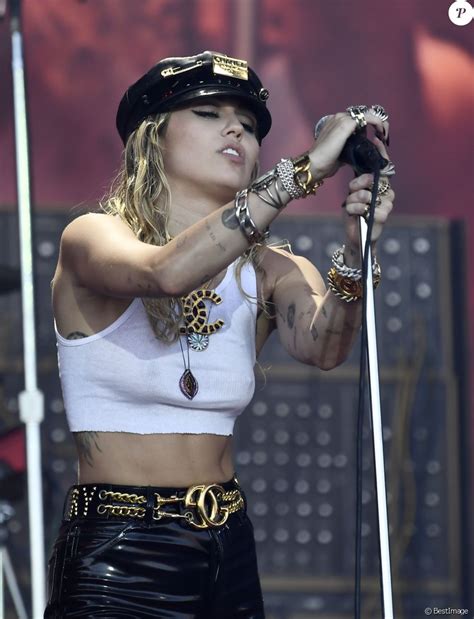 Miley Cyrus sur la scène du festival de Glastonbury le juin Purepeople