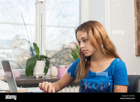 schweden teenage mädchen 14 15 hausaufgaben stockfotografie alamy