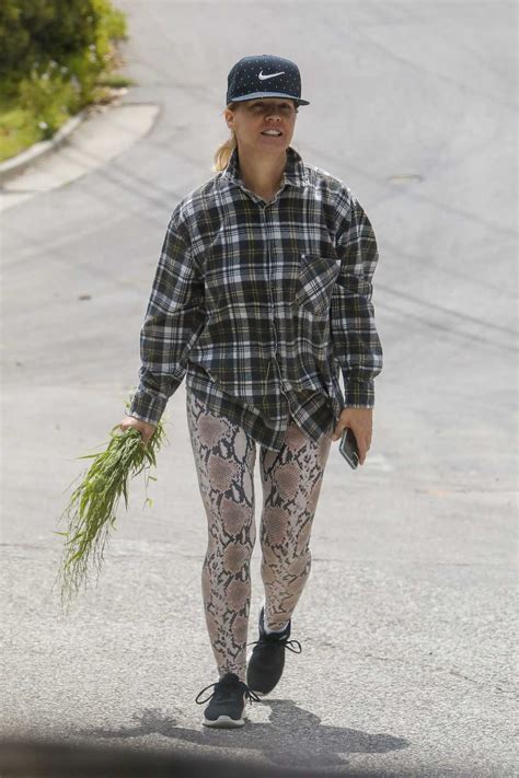 Jennie Garth In A Plaid Shirt Goes Shopping Out With Her Husband Dave