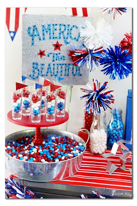White slate bar + red slate chips with non roasted nakumatt paste | earthiest idea ever. Patriotic Party Tablescape - Sugar Bee Crafts