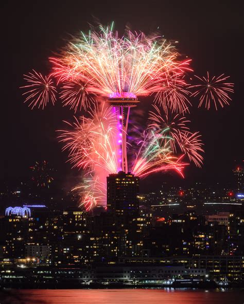 Photos Drones Light Up The Seattle Sky For Annual Space Needle New Year S Show Geekwire