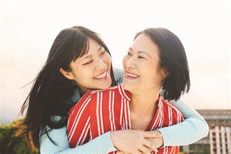 Feliz Madre E Hija Asiáticas Divirtiéndose Al Aire Libre Familias