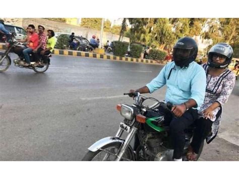 ہیلمٹ نہ پہننے والوں کی شامت آگئی محکمہ داخلہ پنجاب نے موٹر سائیکل بند کرنے کے احکامات جاری کردئیے