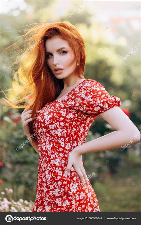 gadis berambut merah yang cantik dengan gaun merah pendek berpose — stok foto © irinanevaa gmail