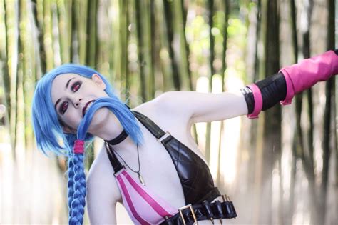this league of legends jinx cosplay is amazing and unsettling all at once — gametyrant